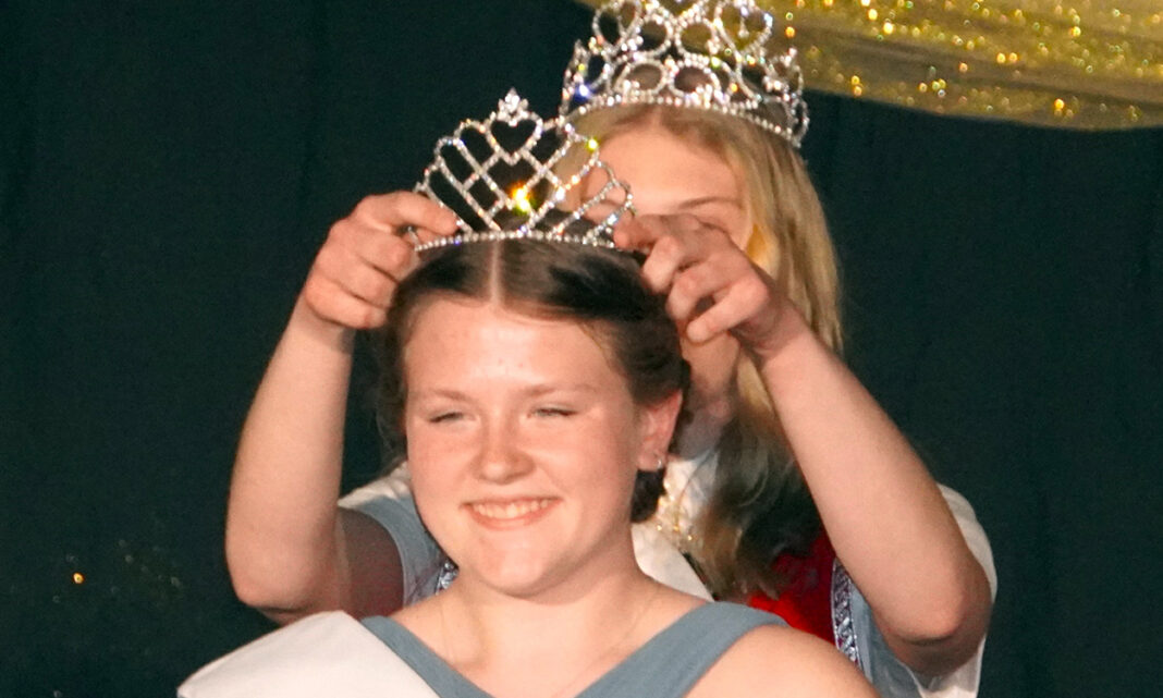 002SAT-DSC00789-Crowning-the-Queen(W)