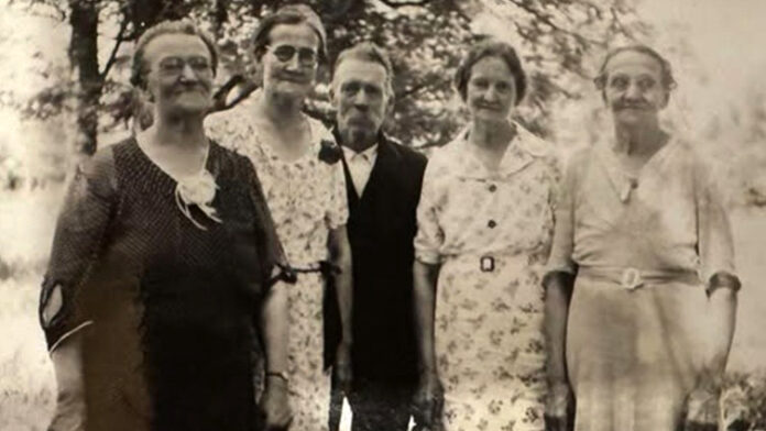 002SUN-Krammes-siblings-picture(W)