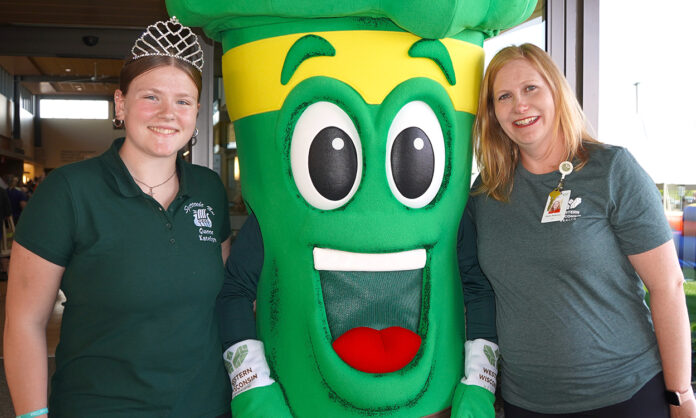 001FRI-DSC04960-Two-Queens-and-Hank.-Photo-by-Paul-J.-Seeling,WW-News(W)