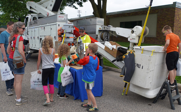 001THU-DSC05013-Boom-truck(W)