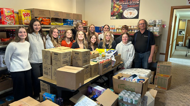 001THU-IMG_2059-Students-large-group(W)